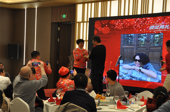 年会聚餐